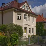 Traumzeit Mit Balkon In Vorstadtvilla *