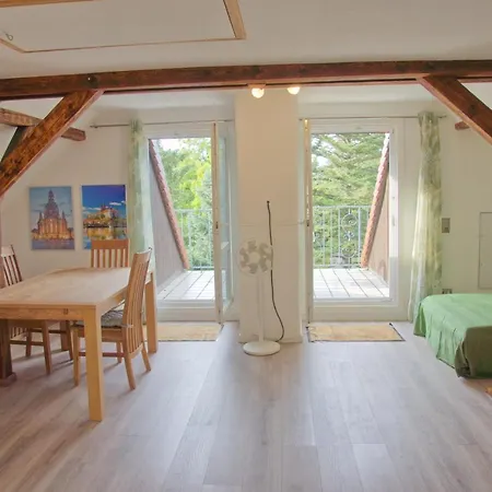 Traumzeit Mit Balkon In Vorstadtvilla