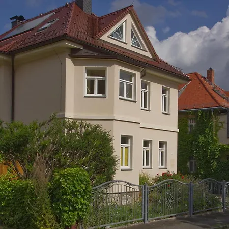 Traumzeit Mit Balkon In Vorstadtvilla *