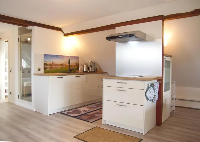 Traumzeit Mit Balkon In Vorstadtvilla