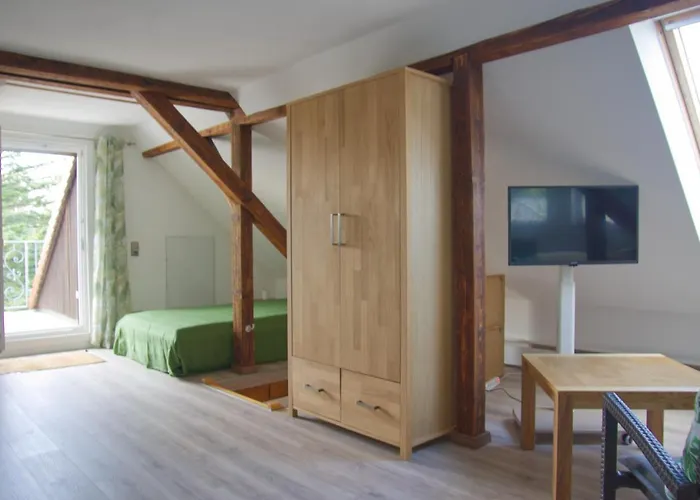 Traumzeit Mit Balkon In Vorstadtvilla *