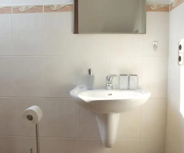 Traumzeit Mit Balkon In Vorstadtvilla *