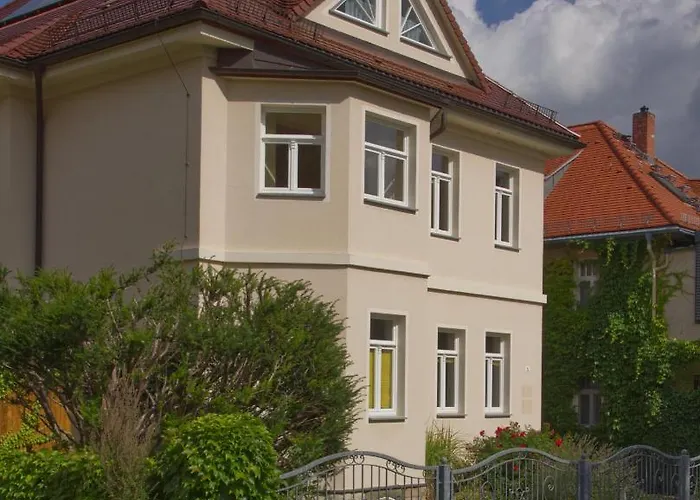 Traumzeit Mit Balkon In Vorstadtvilla *