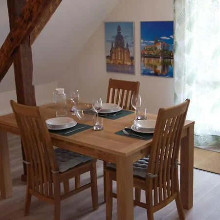 Traumzeit Mit Balkon In Vorstadtvilla *